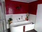 Modernes Badezimmer in weiß & rot