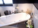 Kubische Design Badewanne in den Raum hinein